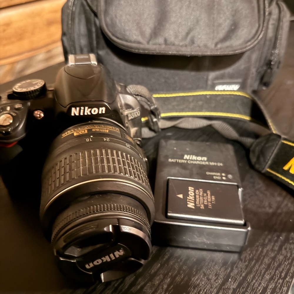 D3100 Nikon Black DSLR Camera with Lens and Charger